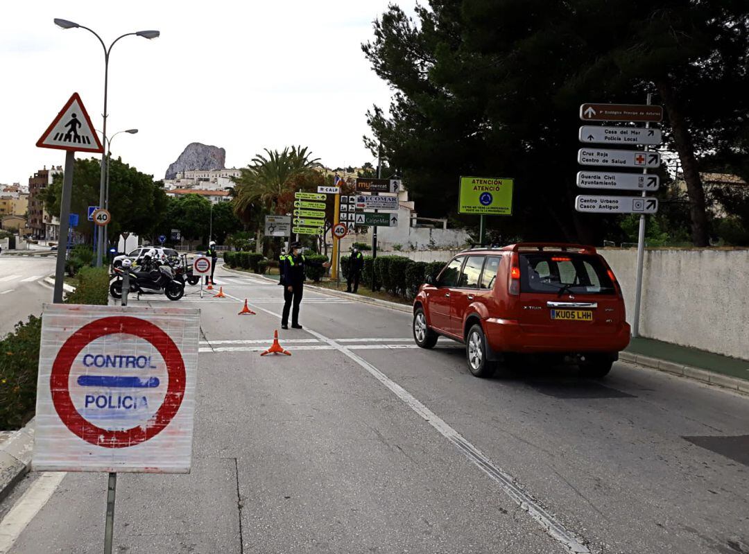 Control policial a la entrada de Calp.