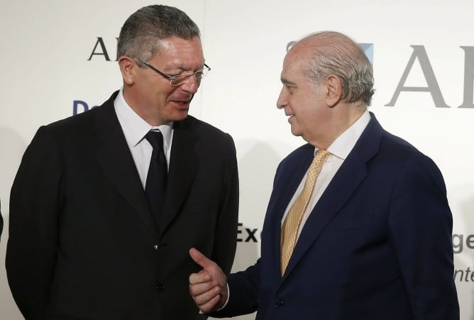 El ministro del Interior, Jorge Fernández Díaz, conversa con el ministro de Justicia, Alberto Ruiz-Gallardón, al inicio del Foro ABC