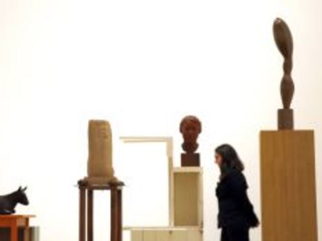 Conjunto de varias esculturas que forman parte de la exposición del Museo Guggenheim "Colección de Hermann y Margrit Rupf"