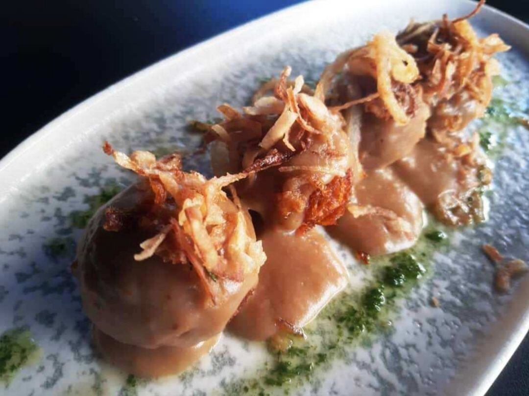 Albóndigas de carillada con salsa de boletus y cebolla frita