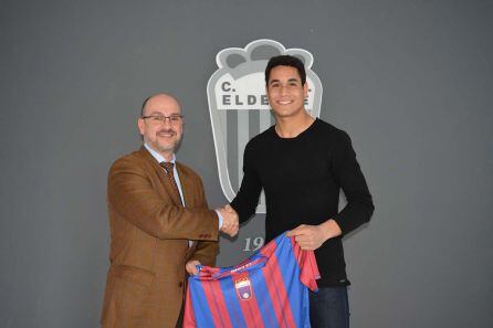 El presidente del Eldense José Mª Roig con el nuevo fichaje