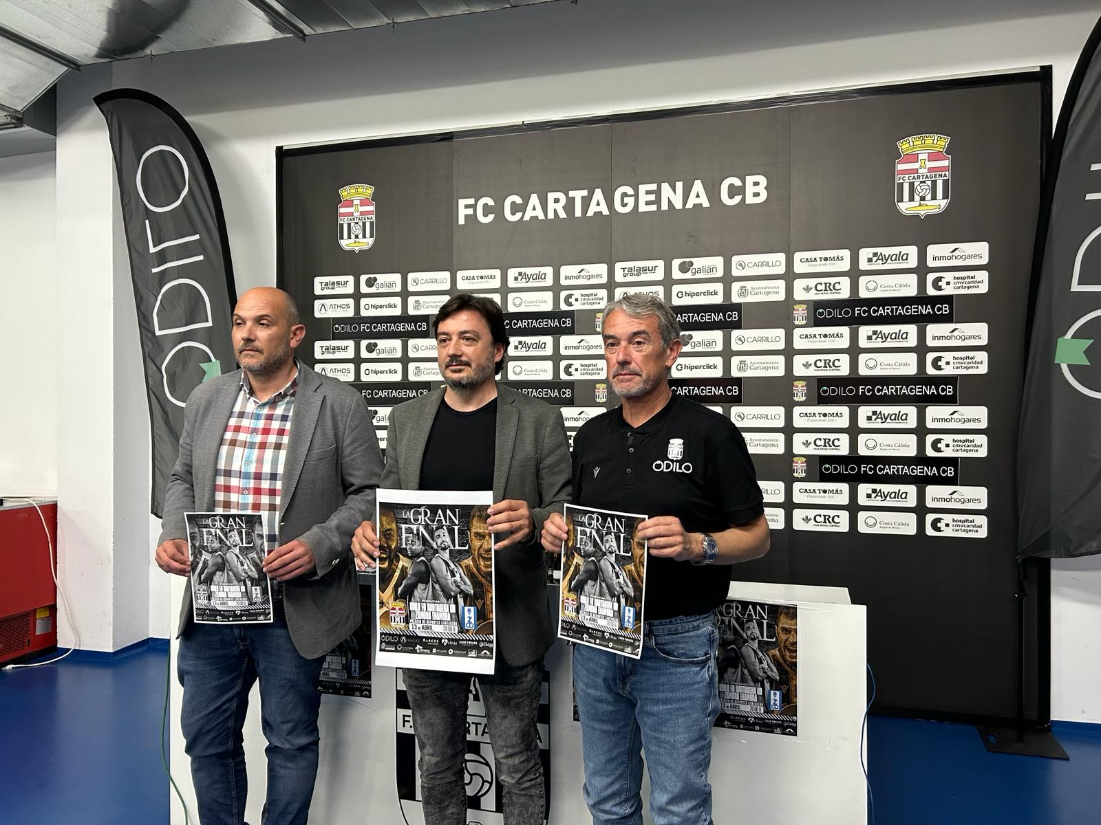 Directivos del Odilo Cartagena sostienen el cartel del partido