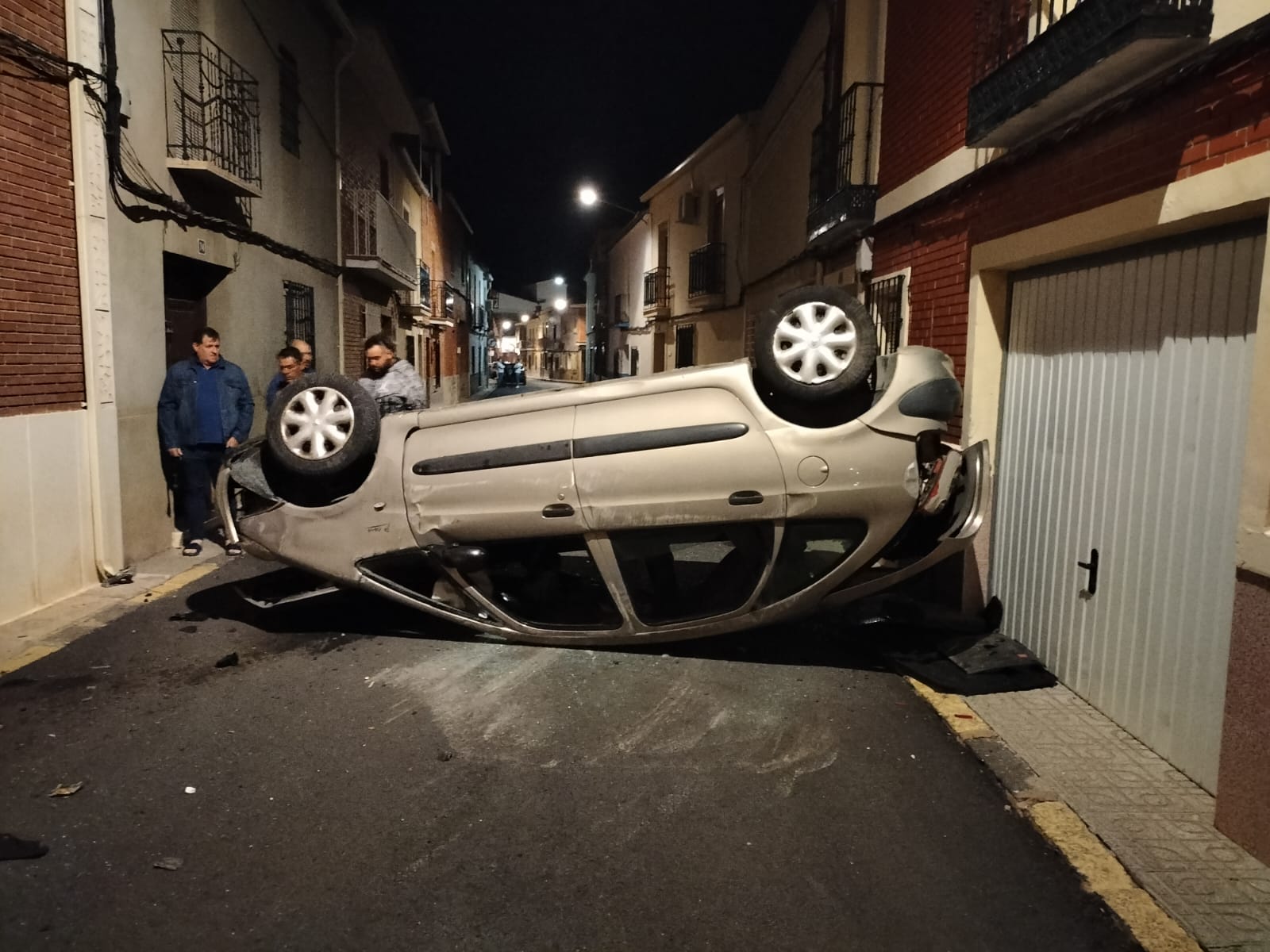 Imagen del vehículo en el que viajaban los jóvenes tras volcar en la calle Empedrada de esta localidad manchega