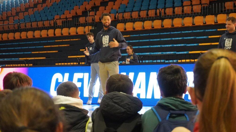 El base nord-americà de l'Hestia Clevin Hannah aporta la seva gran experiència a aquest campus.