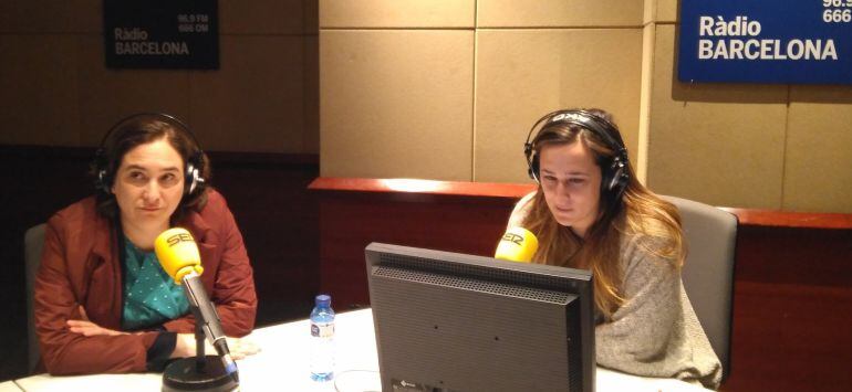 Ada Colau (esquerra) i Carla Turró als estudis de Ràdio Barcelona