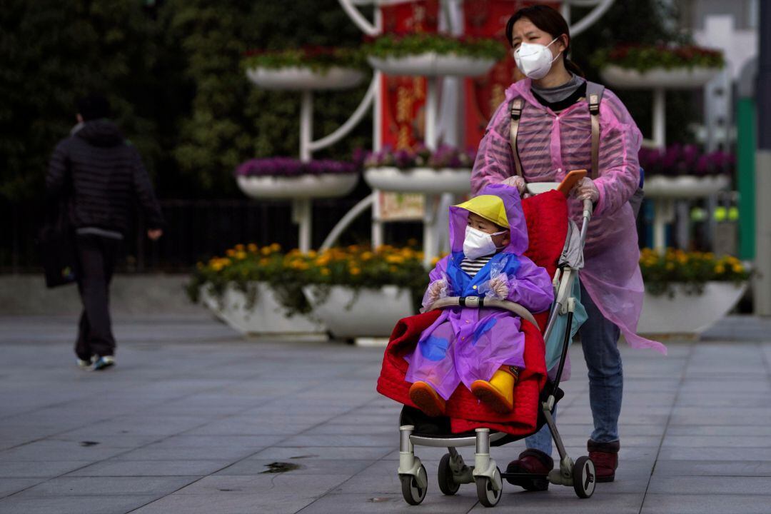 Un niño lleva máscara protectora para reducir el contagio del virus en la ciudad china de Shanghai