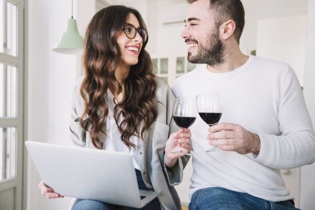 Gracias a este artículo por fin hemos aprendido a coger bien una copa de vino. ¡Gracias Club Gastro!