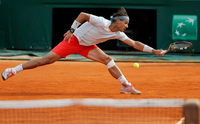 El español devuelve una pelota a Kei Nishikori, al que se impuso por 6-4, 6-1 y 6-3 en 2 horas y 2 minutos en octavos de final de Roland Garros.