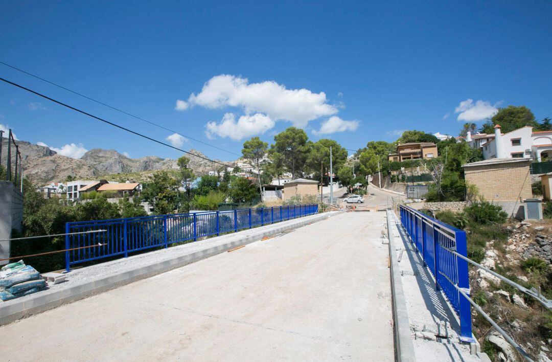 Puente nuevo en la urbanización Montepino