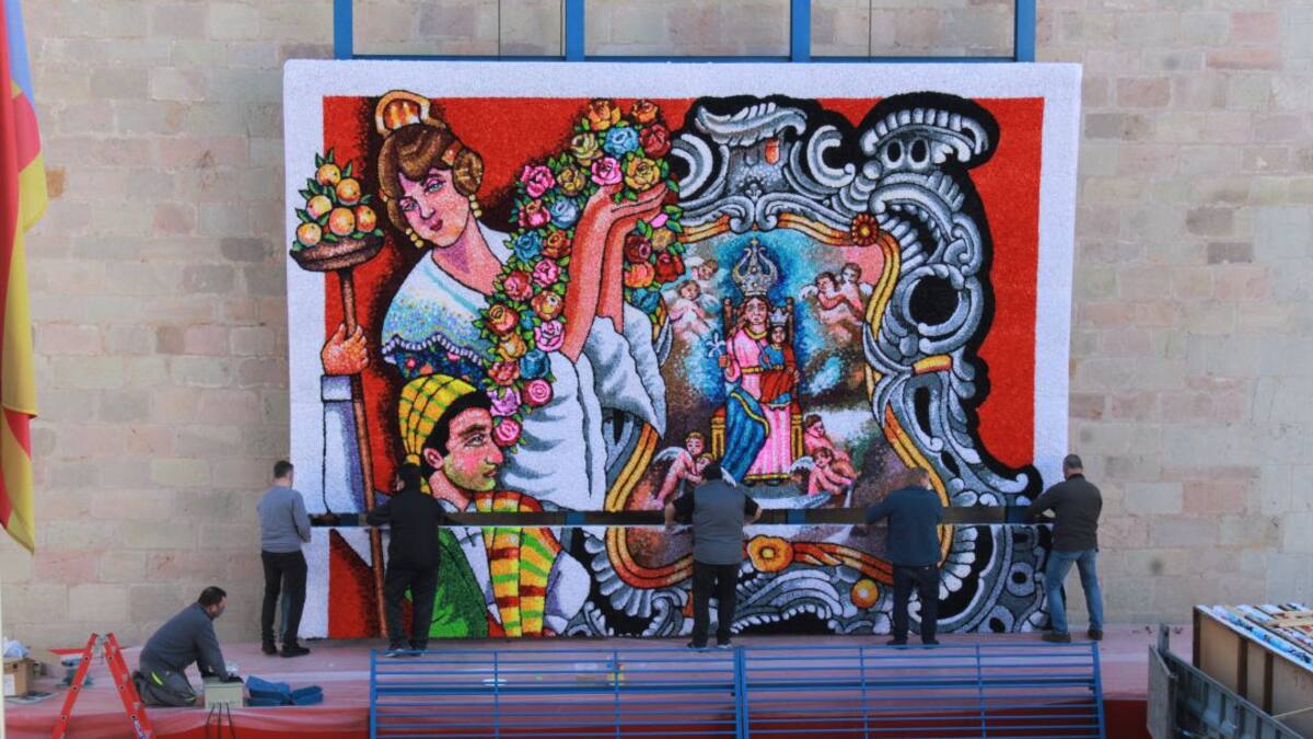 Borriana instala el tapiz de la Mare de Déu para la ofrenda especial fallera de la ciudadanía a la patrona