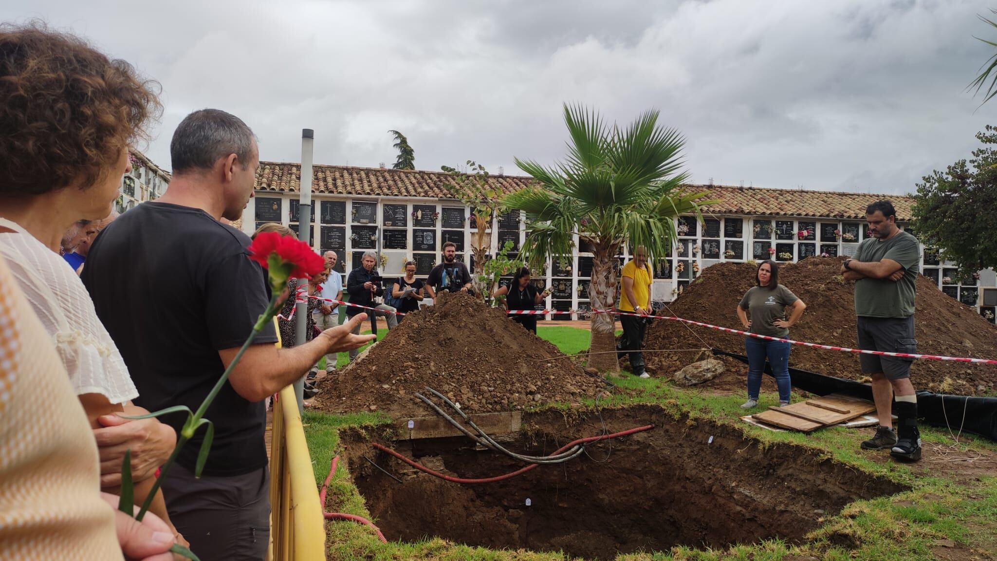 Juan Escudero interviene dando las gracias a los equipos de Aranzadi por el trabajo en las fosas