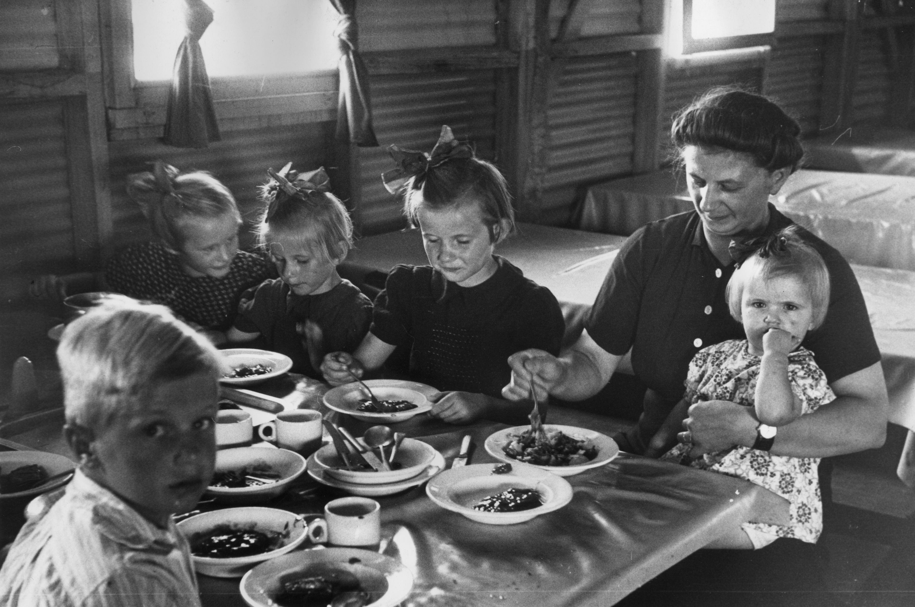 Una familia de emigrantes holandeses en Australia, en 1954 (Thurston Hopkins/Picture Post/Hulton Archive/Getty Images).