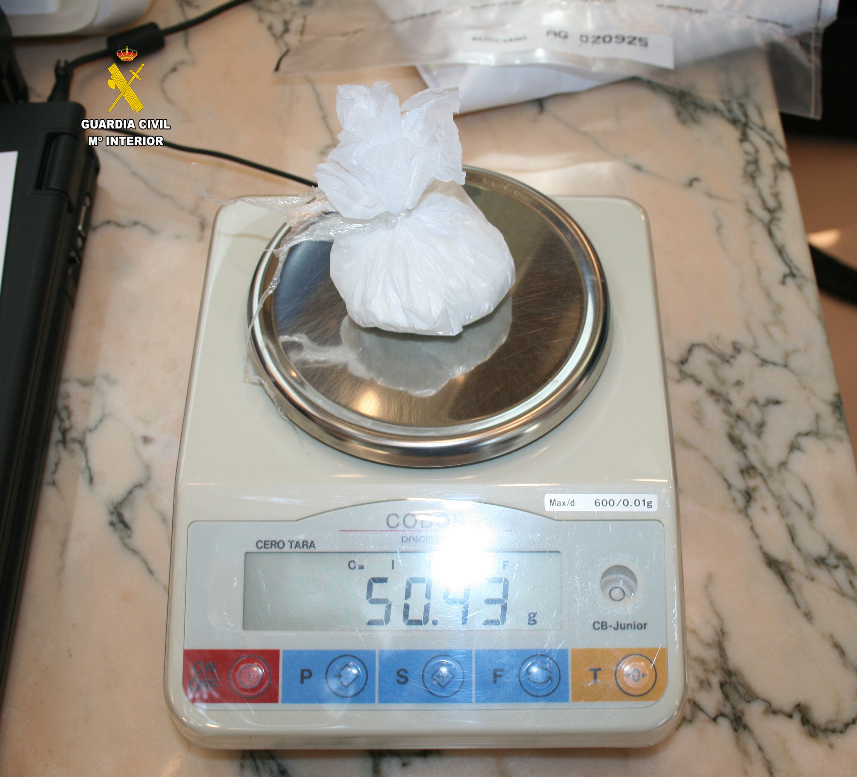 Localizaron una mochila que contenía dos bolsas de plástico con una sustancia que resultó ser cocaína y tres piezas de hachís