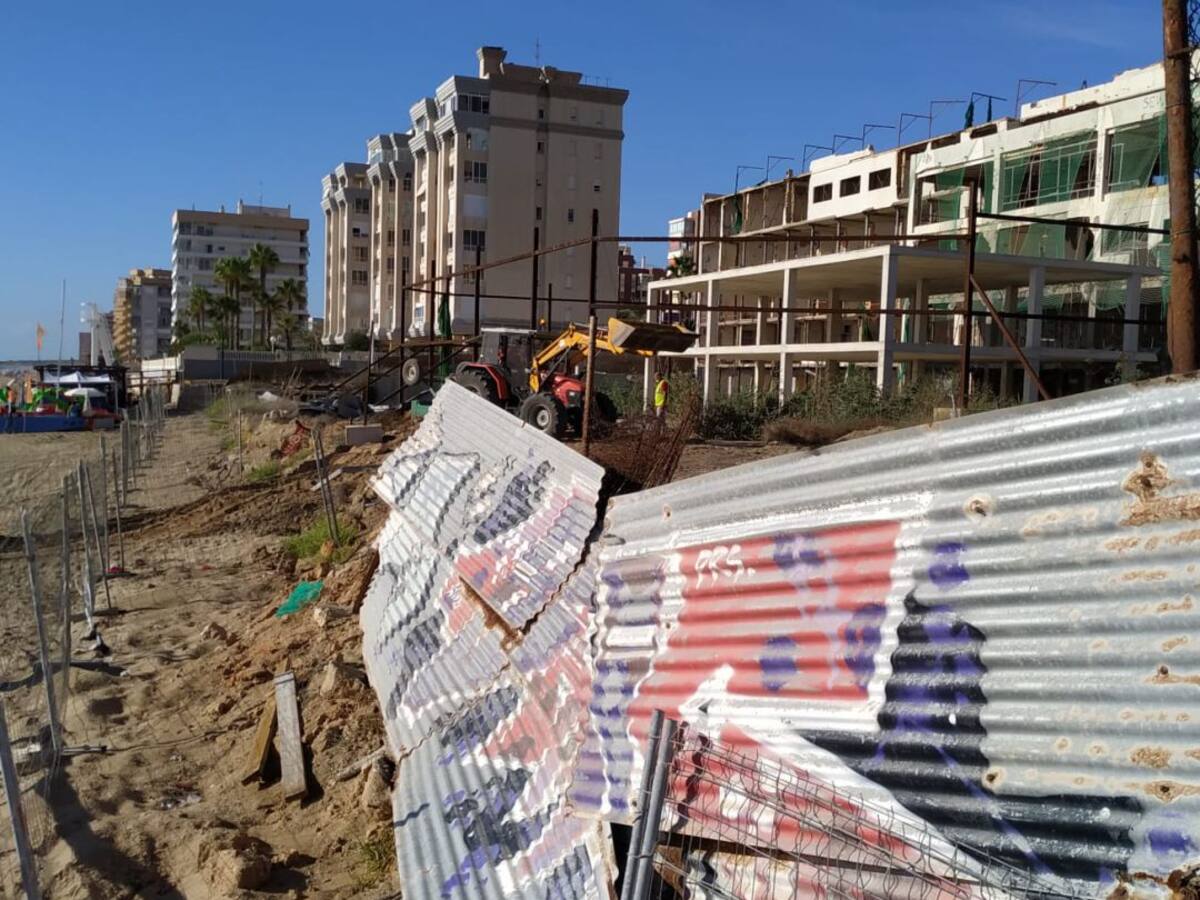 El Ayuntamiento renueva el vallado del Hotel de Arenales del Sol