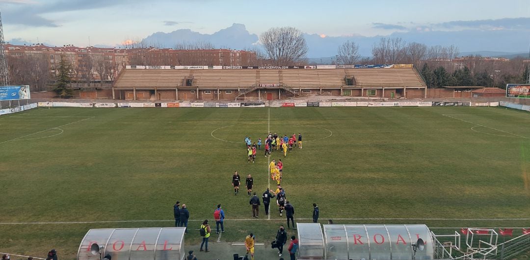 Los futbolistas abandonan el campo después de disputar el derbi en el Adolfo Suárez