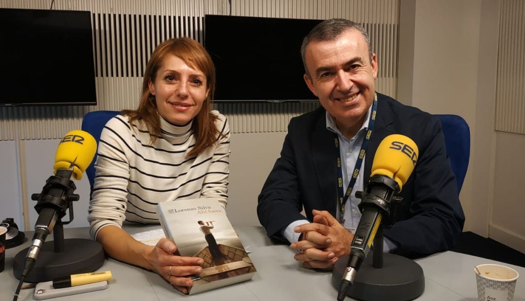 Lorenzo Silva junto a Macarena Berlín en los estudios de la Cadena SER