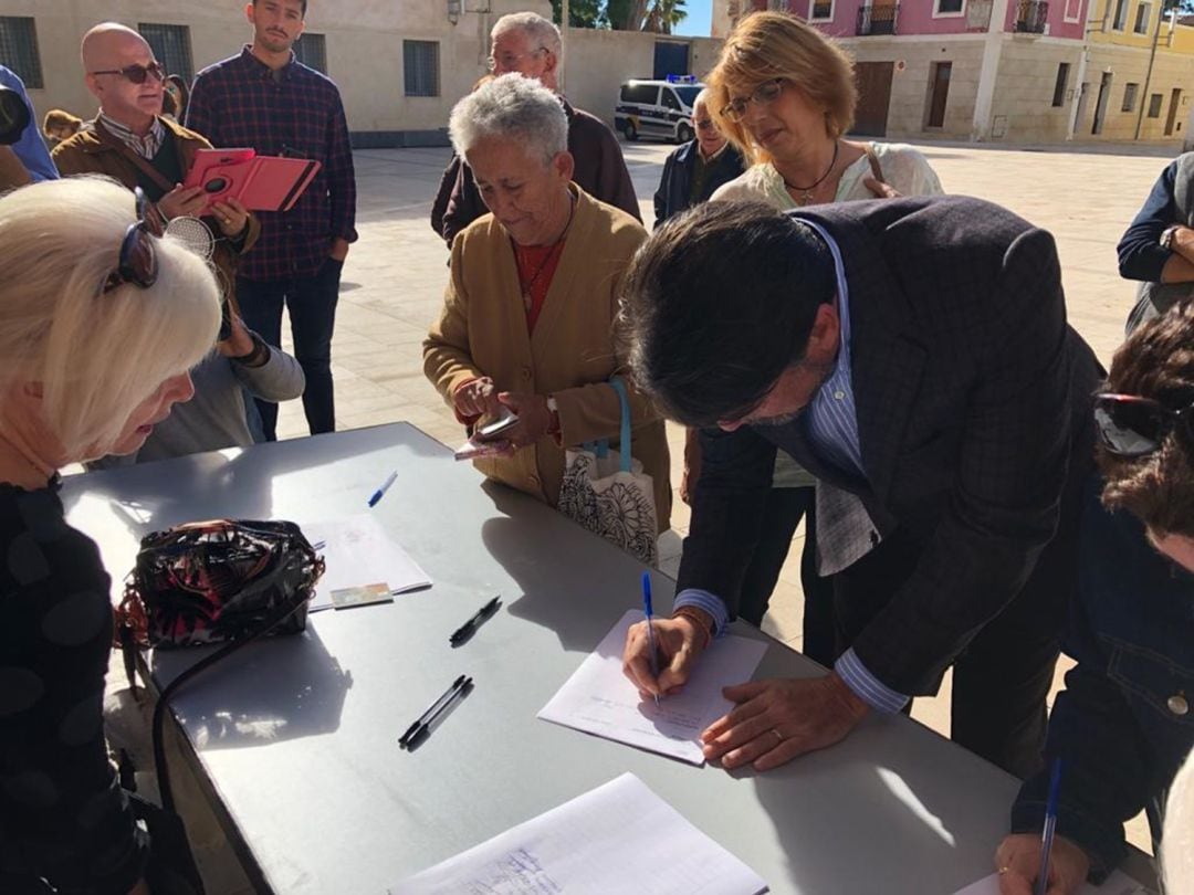 Barcala participa en la recogida de firmas de una plataforma ciudadana para que las monjas vuelvan al Monasterio de Santa Faz