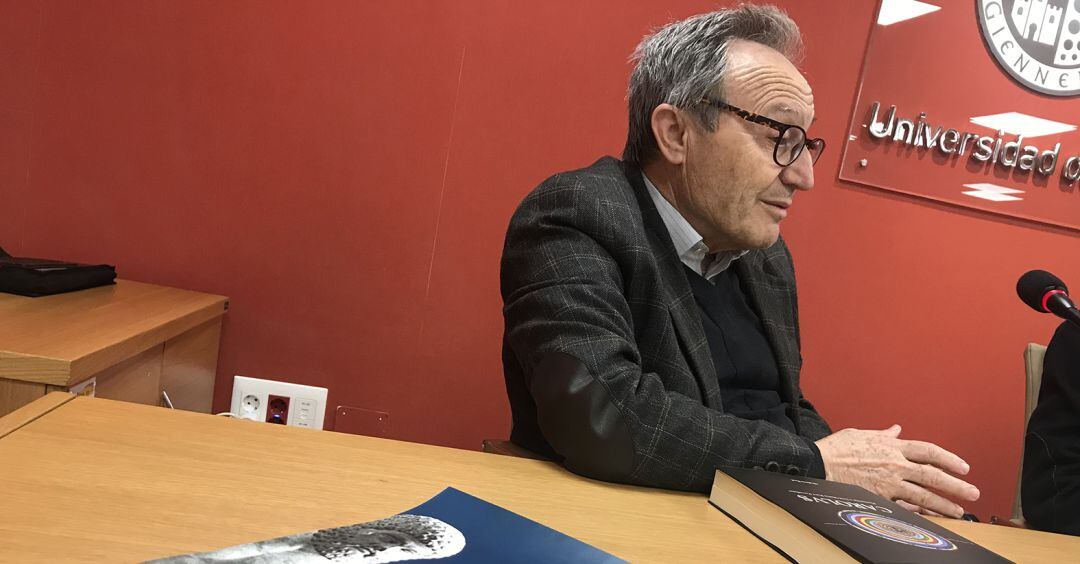 El catedrático de la Universidad de Jaén, Pedro Galera, durante la presentación del congreso.