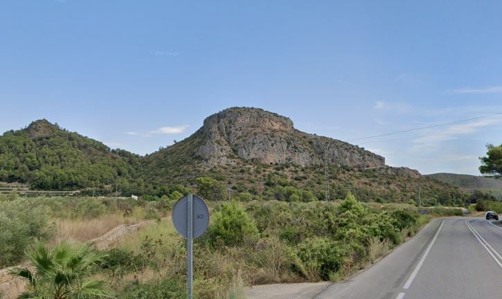 La Penya Roja vista desde la carretera de Marxuquera.