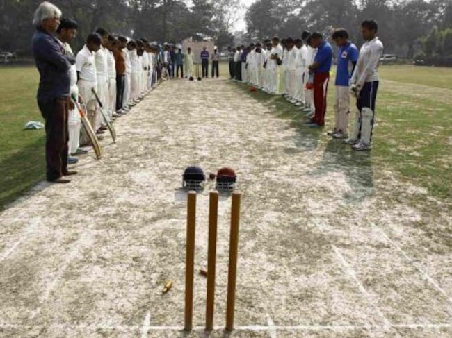 Dos equipos de críquet rinden homenaje al fallecido Phillip Hughes.