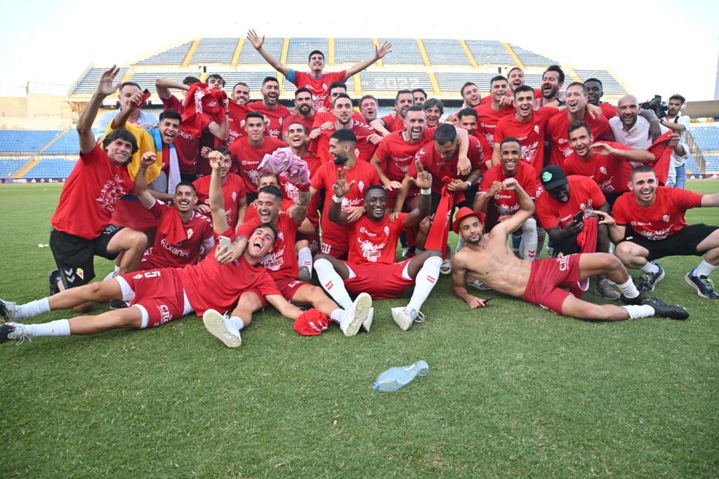 La plantilla del Real Murcia celebra el ascenso a 1ªRFEF