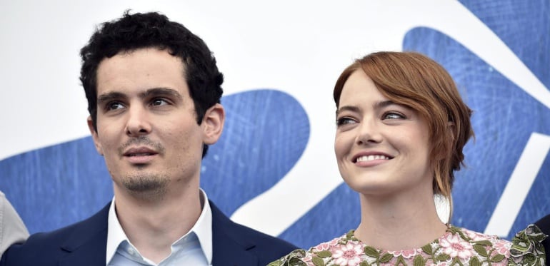 VENECIA (ITALIA) La actriz estadounidense Emma Stone (d) y su compatriota, el director Damien Chazelle (i) durante la presentación de la película &#039;La La Land&#039;, que forma parte de la competición del Festival de Venecia en Italia, hoy 31 de agosto de 2016.