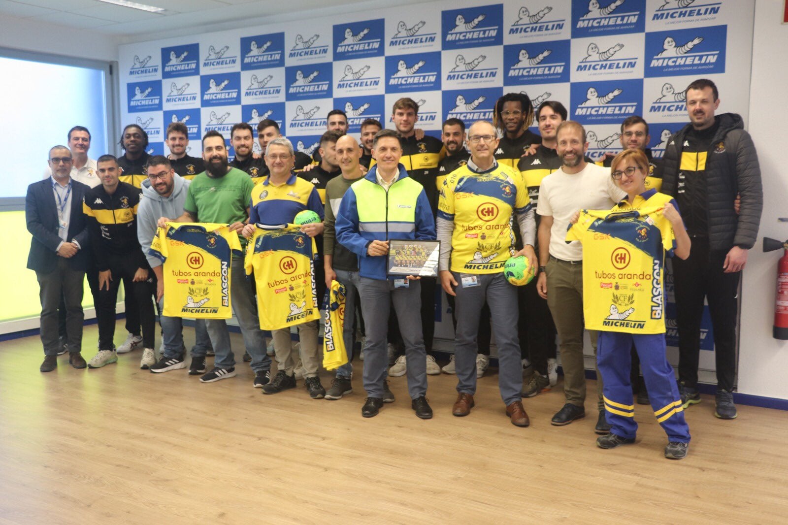 La plantilla del Tubos Aranda ha visitado esta semana las instalaciones de la factoría de Michelin en Aranda de Duero