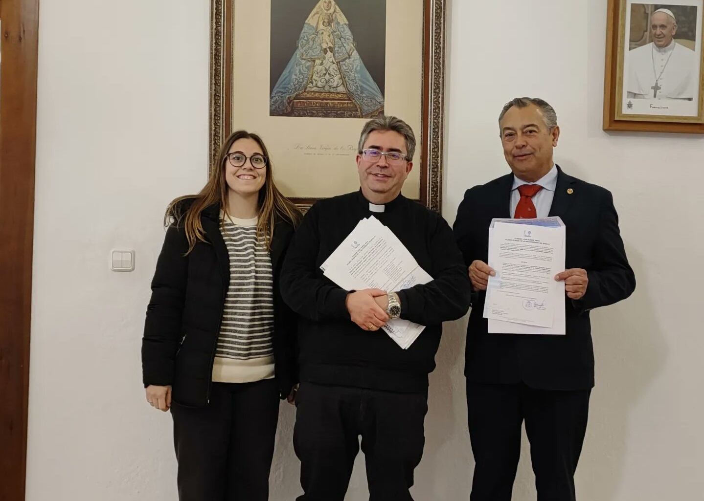 El delegado diocesano de Hermandades y Cofradías, Marcelino Manzano, junto a miembros de la nueva Agrupación Parroquial La Humildad de Sevilla Este