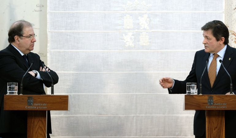 Los presidentes de la Junta de Castilla y León y del Principado de Asturias, Juan Vicente Herrera y Javier Fernández, durante la rueda de prensa ofrecida tras la reunión que han mantenido hoy en Valladolid para dar continuidad a la cooperación que ambas c