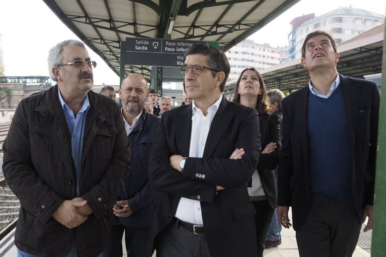 El secretario de Acción Electoral Federal del PSOE, Patxi López (c), junto al secretario general del PSdeG, José Ramón Gómez Besteiro (d)