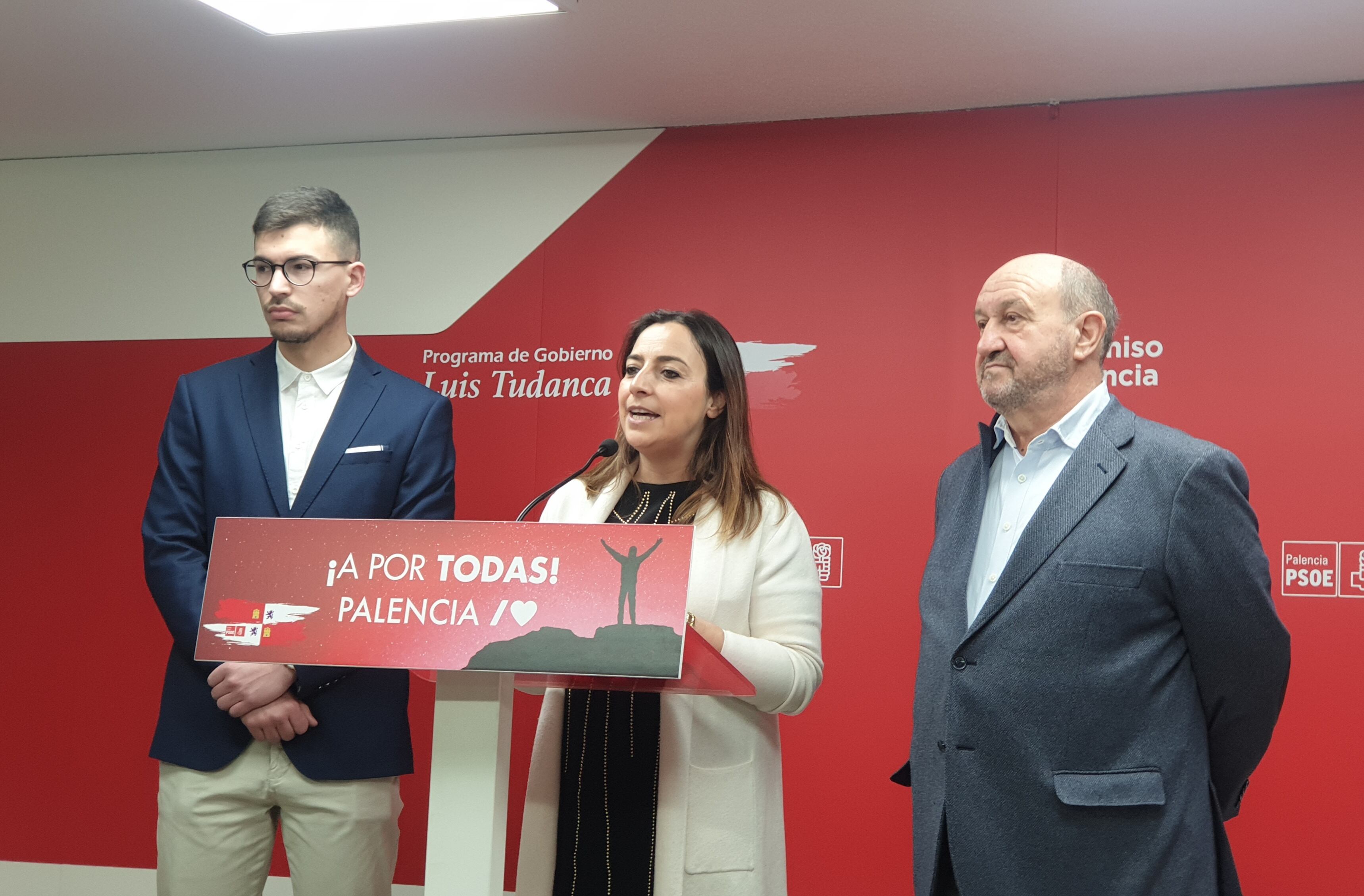 Miriam Andrés (c) acompaña en su presentación a los candidatos socialistas de Paredes de Nava, Jesús Manuel López (i) y de Saldaña, Jesús Miguel González (d)