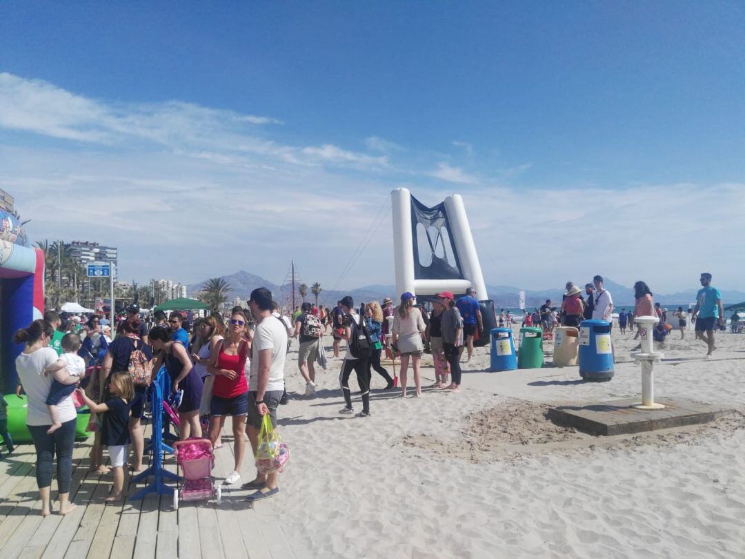 La playa de San Juan se ha llenado de jóvenes y familias que se han acercado a disfrutar de las actividades de ocio alternativo preparadas para la ocasión