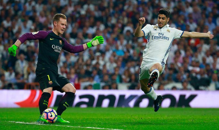 Marco Asensio presiona a Ter Stegen durante una jugada del Clásico