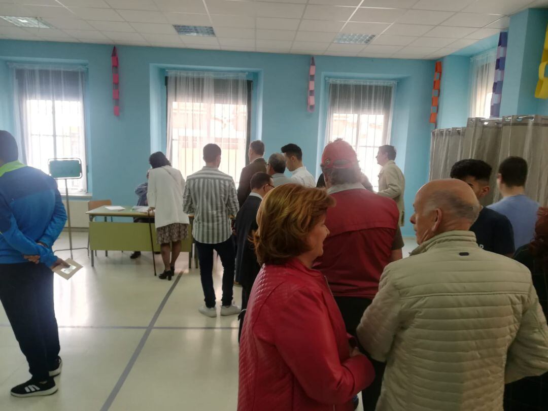 Abiente en colegio electoral de Linares.