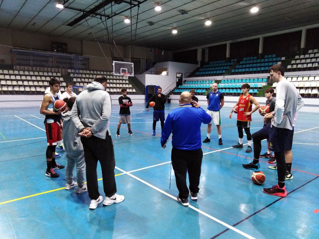 Fernando Roldán dirigiéndose a sus jugadores en el Ruiz Mateos