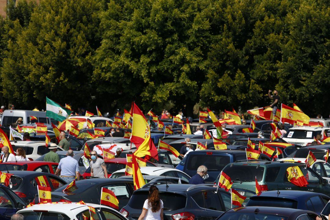 En Málaga Caravana de coches convocada por Vox contra la gestión del Gobierno de Pedro Sánchez en la crisis del coronavirus 