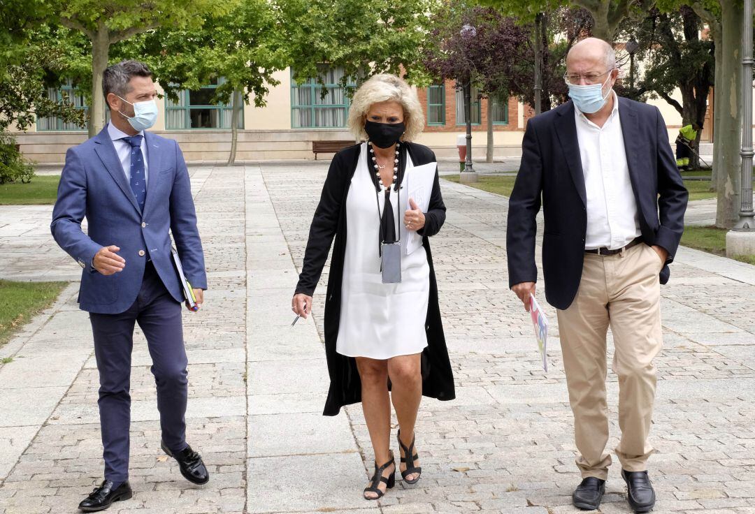 La Consejera de Sanidad, Verónica Casado y el vicepresidente de la Junta de Castilla y León, Francisco Igea (izqda) han comparecido tras el Consejo de Gobierno dedicado al análisis de la situación sanitaria de la comunidad