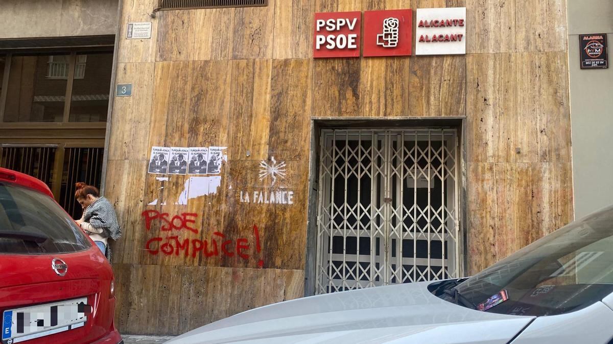 Imagen de archivo de un ataque falangista en 2022 a la sede del PSOE de Alicante