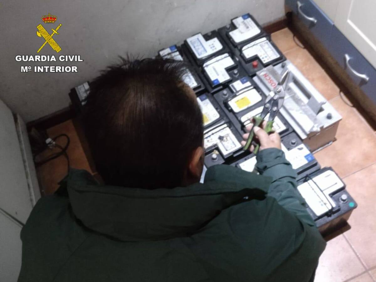 La Guardia Civil sorprende infraganti a dos vecinos de Vigo robando en un concesionario de coches en Vilaboa