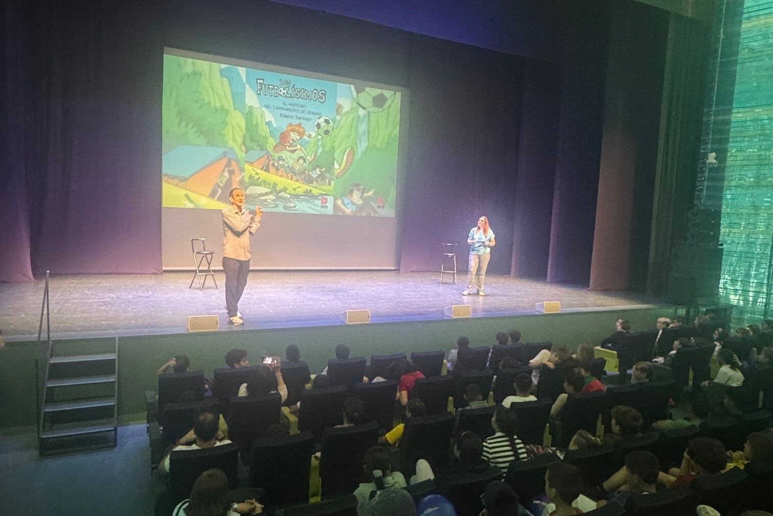 Encuentro con el escritor Roberto Santiago