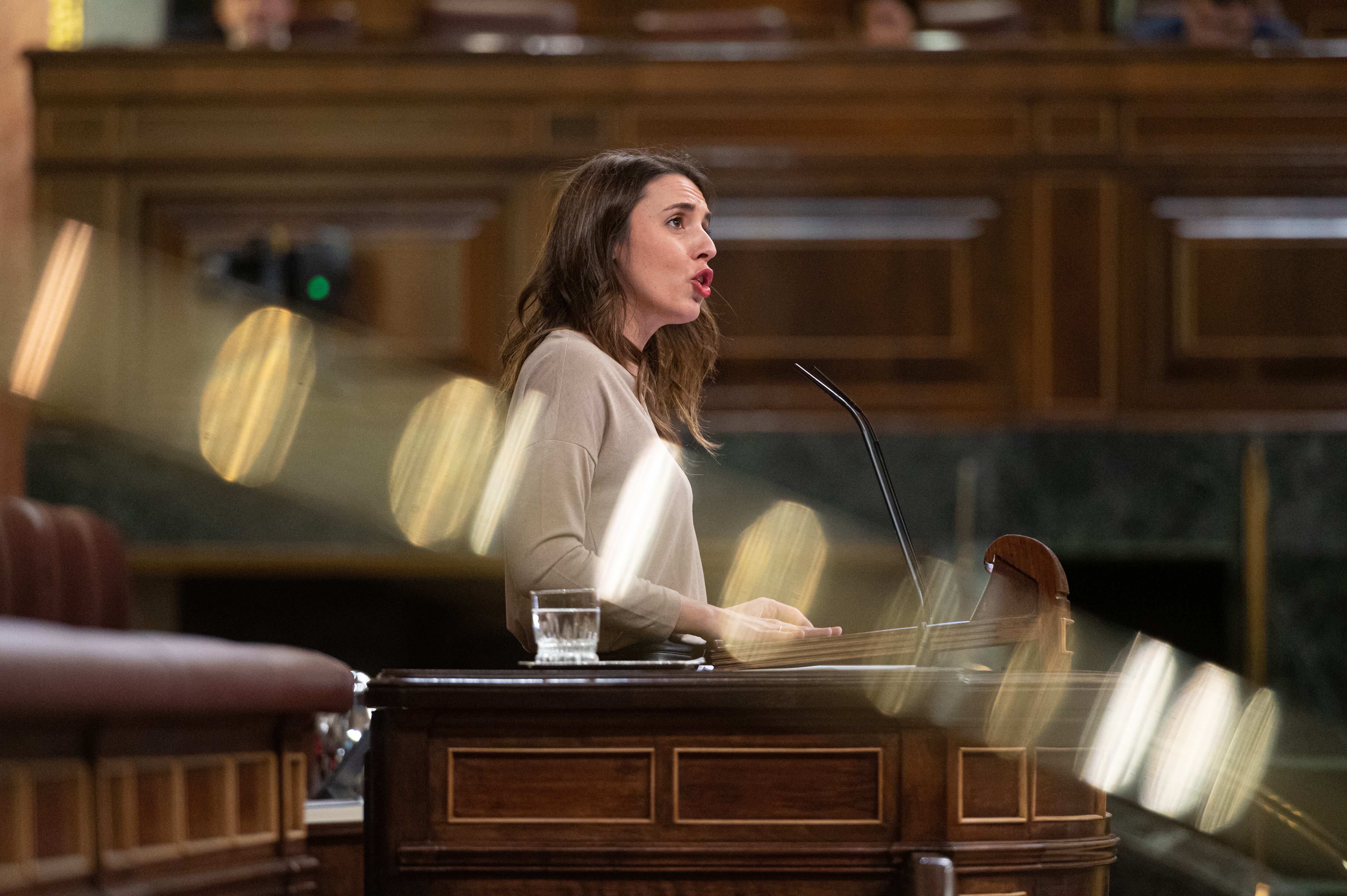 La ministra de Igualdad, Irene Montero, interviene en el Pleno del Congreso de los Diputados en una imagen de archivo