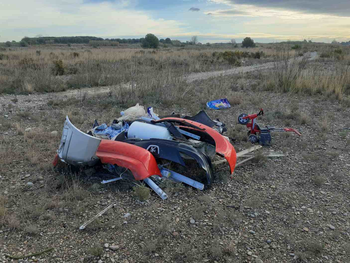 El Consorcio del Mijares traslada al SEPRONA un nuevo vertido ilegal de restos de vehículos al paisaje protegido