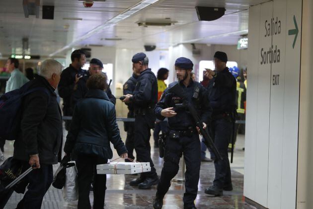 Los Mossos d&#039;Esquadra han desalojado dos trenes del AVE en la estación de Sants de Barcelona al detectarse dentro de una maleta un objeto sospechoso.