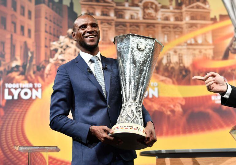 Eric Abidal, embajador de la UEFA, posa con el trofeo de la Europa League.