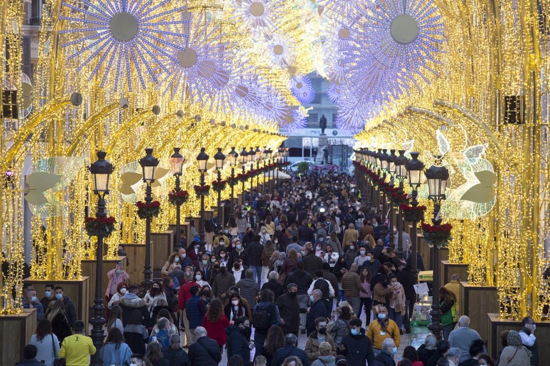 Varios ciudadanos pasean por la calle Larios en el día del estreno de las luces