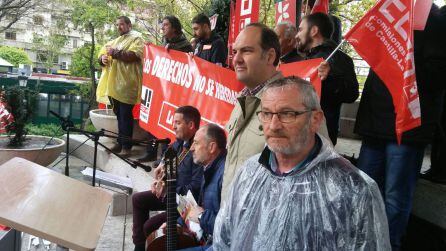 Secretarios generales de UGT y CCOO, escuchando la actuación musical