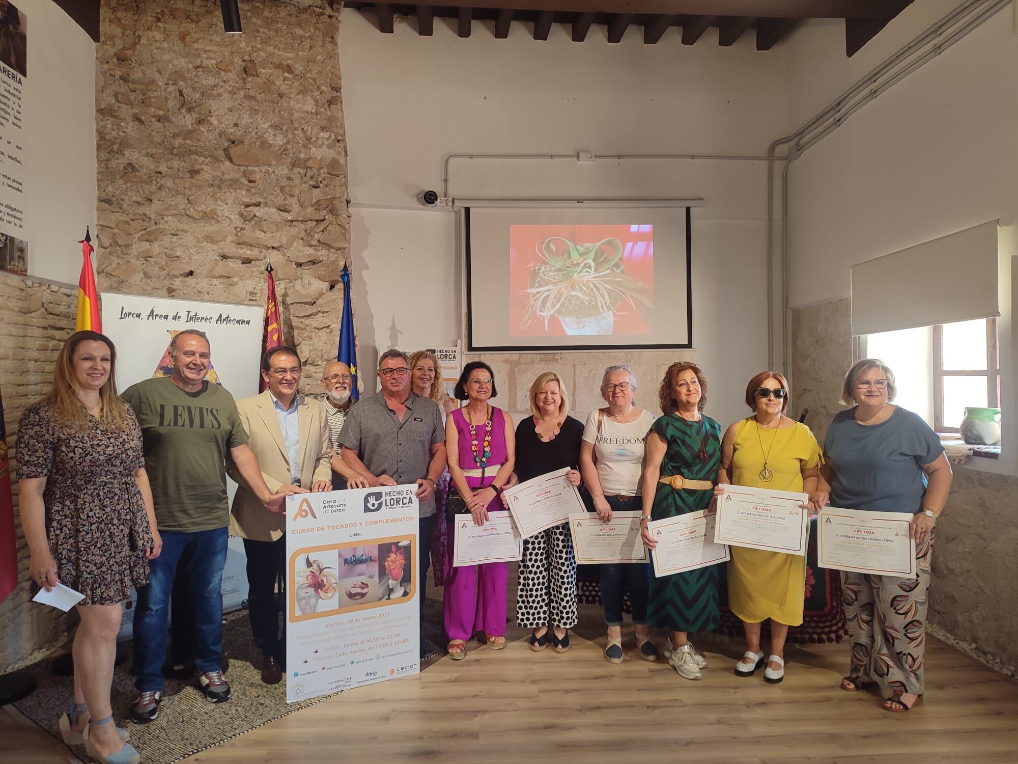 La Casa del Artesano de Lorca acoge la exposición “Tocados y complementos”