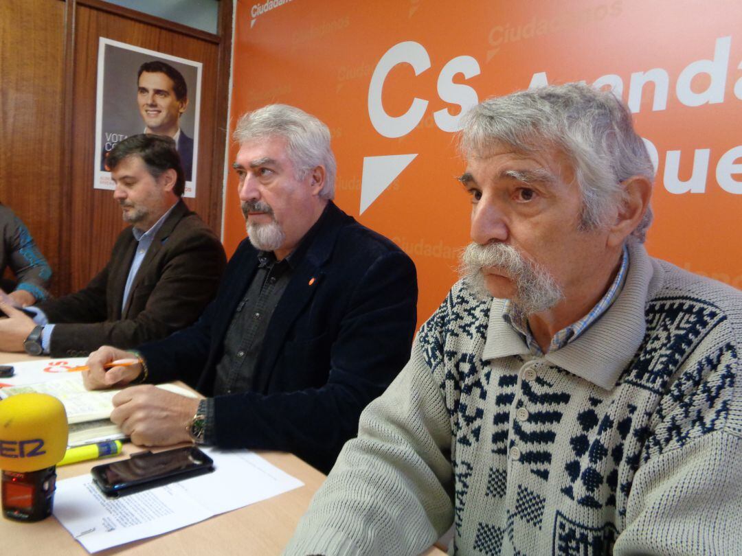 José Antonio Fernández (en primer plano)), alcalde de Hontangas, con José Ignacio Delgado y el portavoz municipal de C's, Francisco Martín