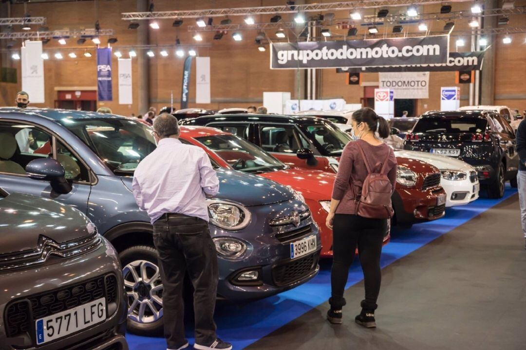 Visitantes al Salón del Motor de Ocasión de Sevilla 