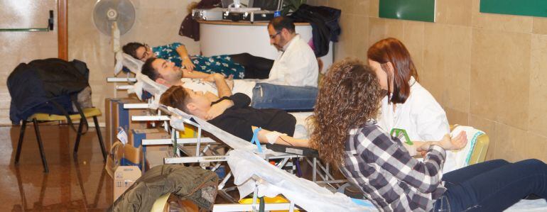 Numerosas personas se han acercado, hasta la sede central de Caja Rural de Castilla-La Mancha, para donar sangre  